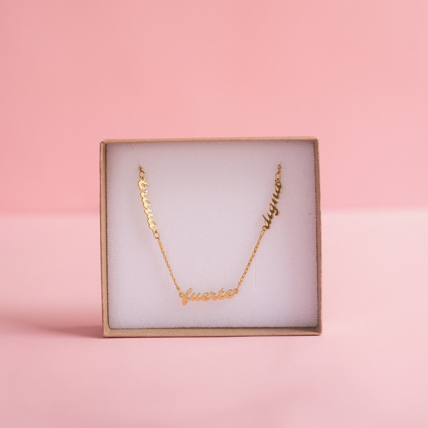Collar en baño de oro: BRAVA, FUERTE, DIGNA