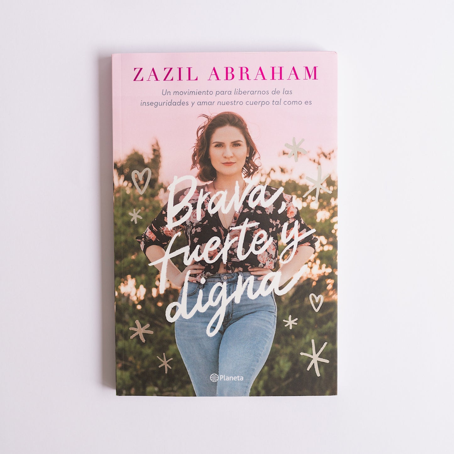 Libro Brava, Fuerte y Digna, firmado por Zazil Abraham